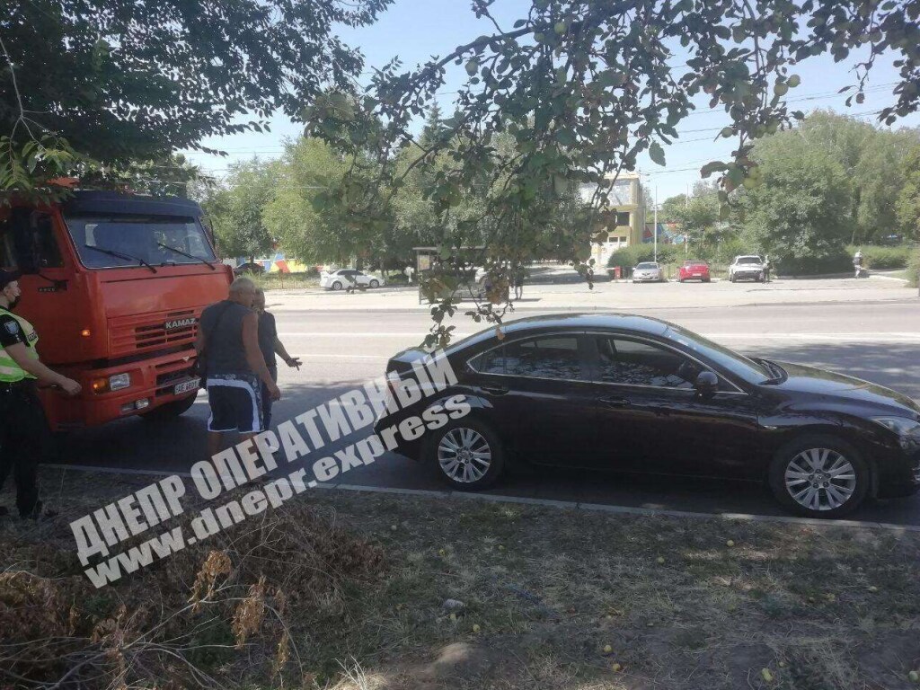 В Днепре у «зебры»  грузовик протаранил Mazda (ФОТО) р