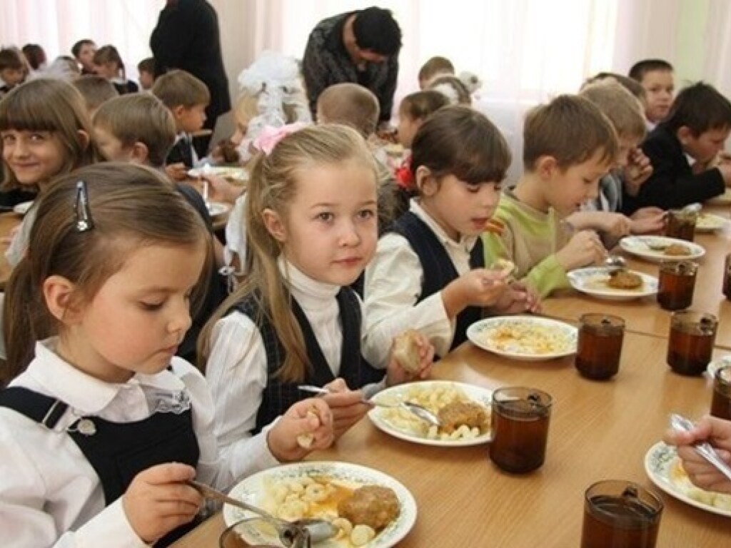 Власть намерена реформировать систему школьного питания в Украине: что изменится