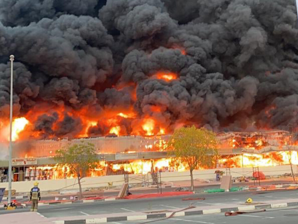 На рынке в ОАЭ вспыхнул сильнейший пожар (ФОТО, ВИДЕО)