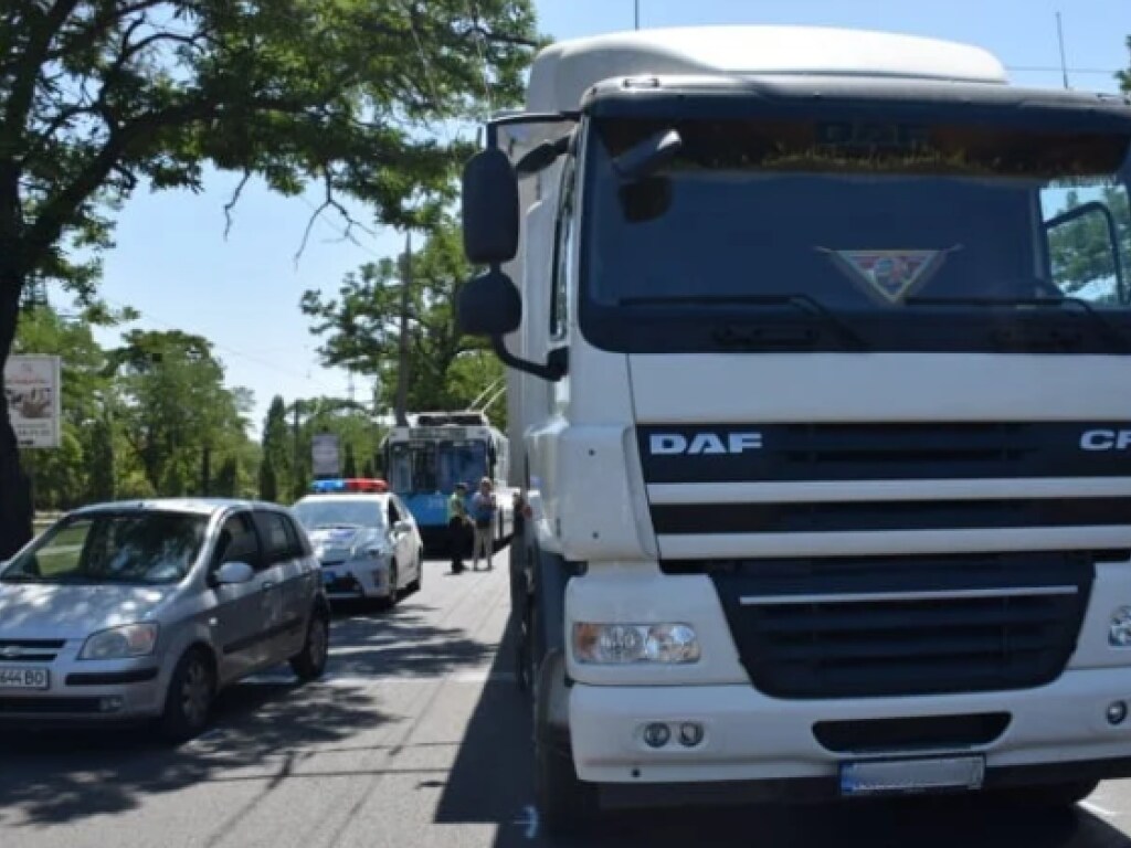 В Николаеве столкнулись седельный тягач и Hyundai (ФОТО)
