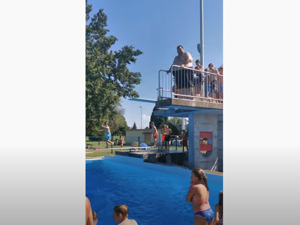 «Монстр-всплеск»: Тучный мужчина прыгнул в бассейн и создал гигантскую волну (ВИДЕО)