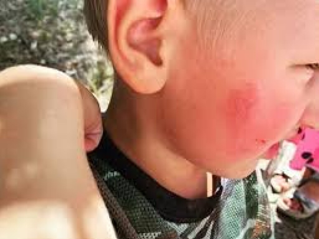 В Днепропетровской области многодетная мать на глазах людей ударила 2-летнего сына об асфальт (ФОТО)