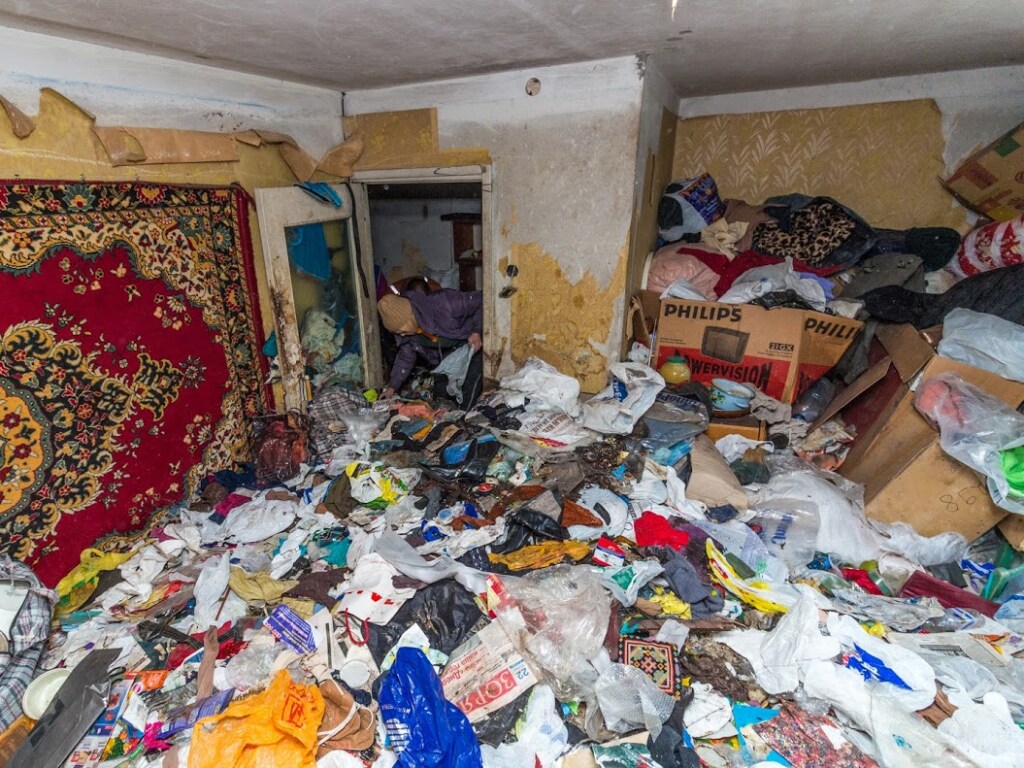 В Хмельницком женщина застряла в двери своей квартиры из-за мусора (ВИДЕО)