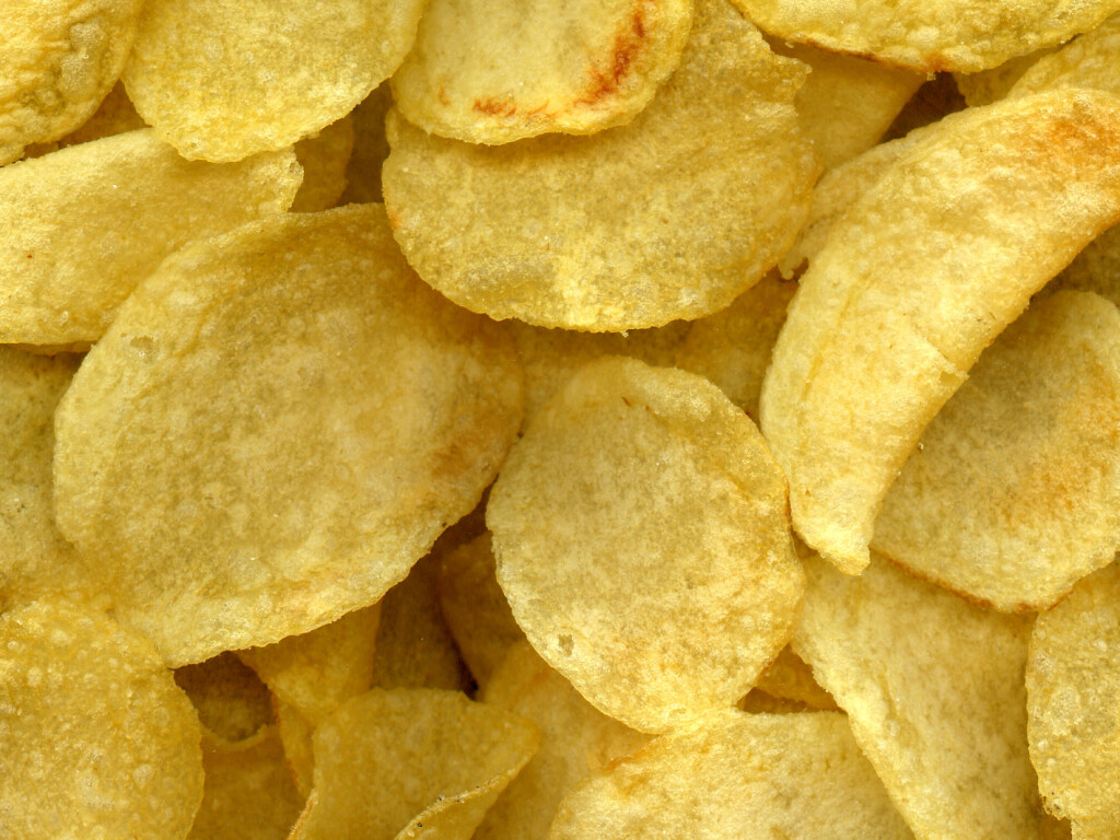 Диетологи рассказали, кому не вредно есть чипсы
