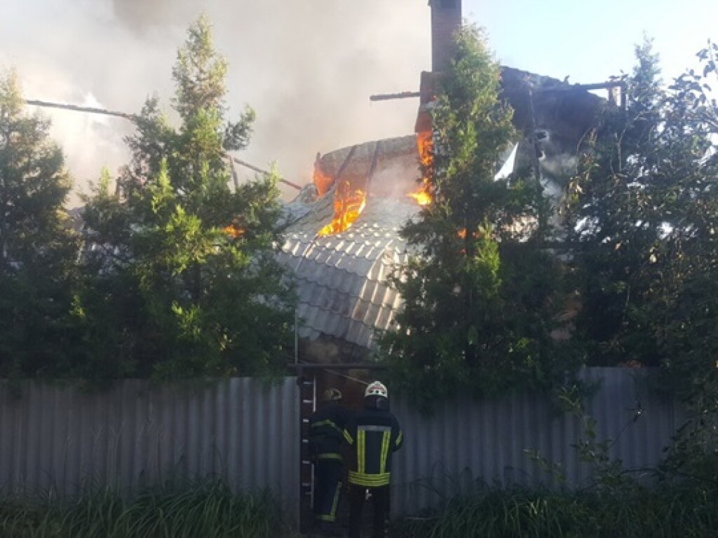В Харькове всю ночь тушили пожар в швейном цеху (ФОТО)