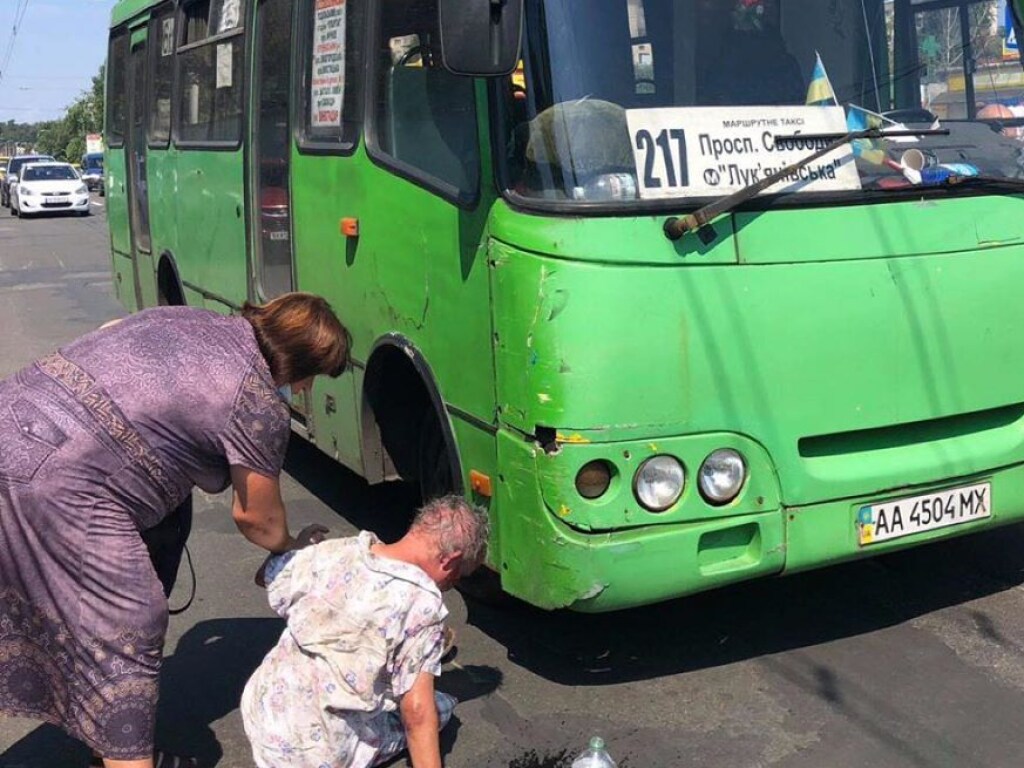 На Виноградаре в Киеве пьяного пенсионера сбила маршрутка (ВИДЕО)