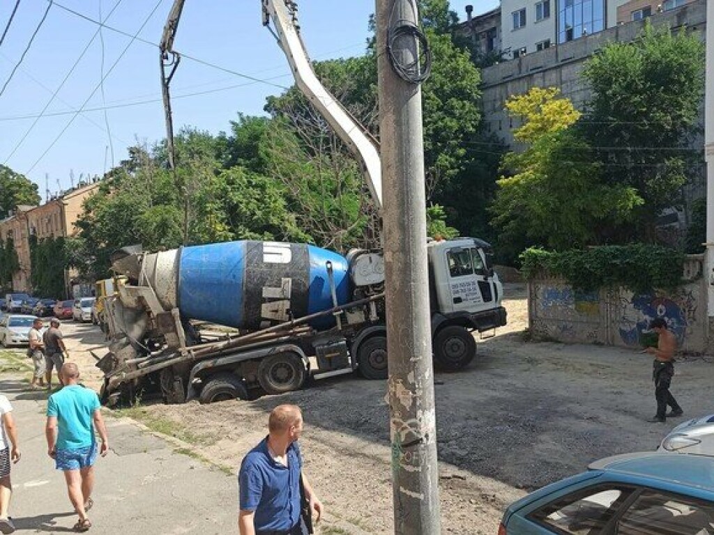 В центре Одессы в яму провалилась бетономешалка (ФОТО)