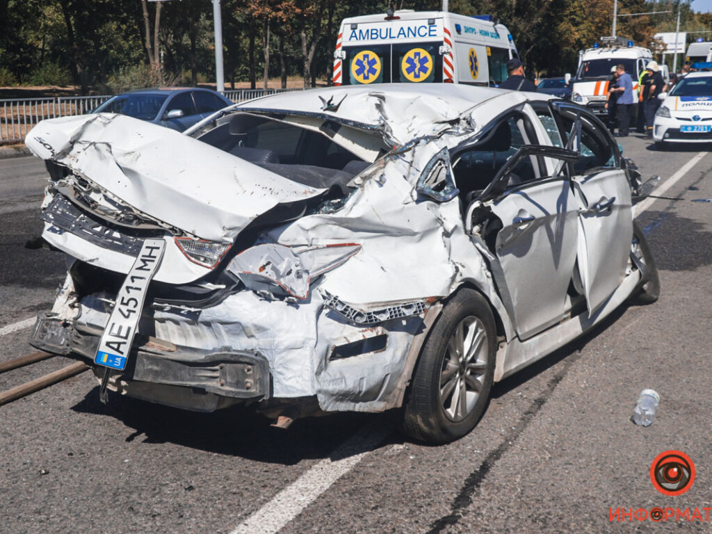 В Днепре в ДТП попало авто с несовершеннолетними девушками: за рулем Hyundai был водитель без прав (ФОТО)
