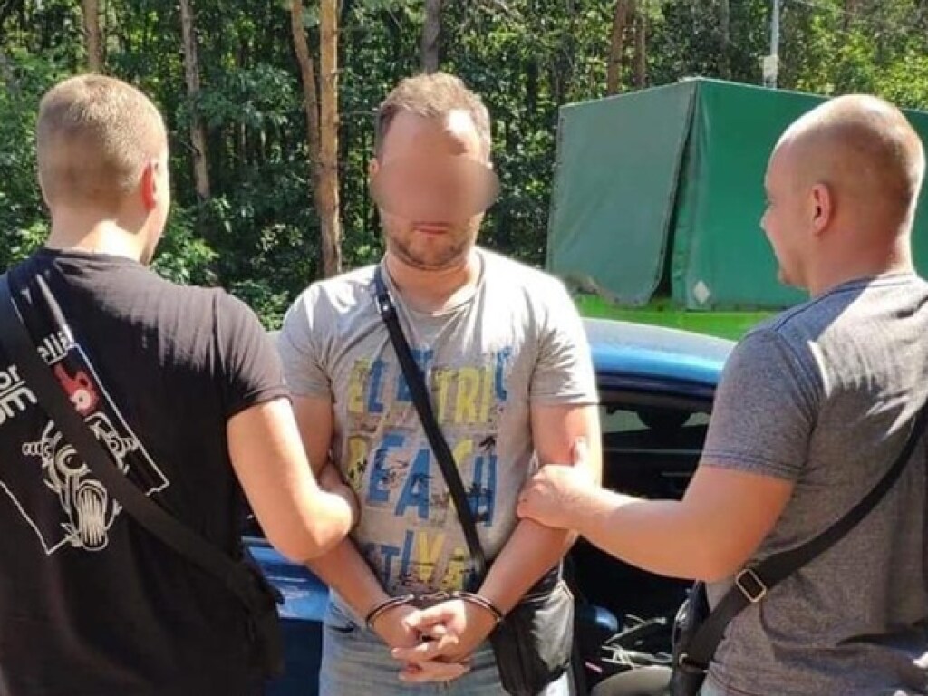 Под Киевом мужчина устроил беспорядочную стрельбу: пострадала женщина (ФОТО)