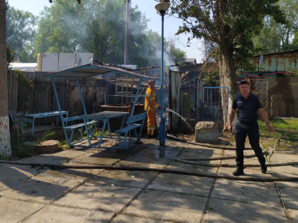 Пожар на турбазе в Затоке ликвидирован: фото с места ЧП