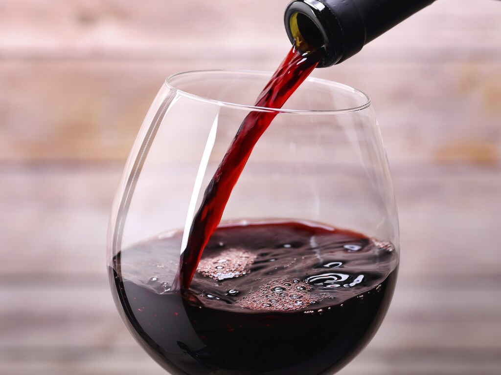 Развенчан миф о пользе красного вина: что узнали ученые