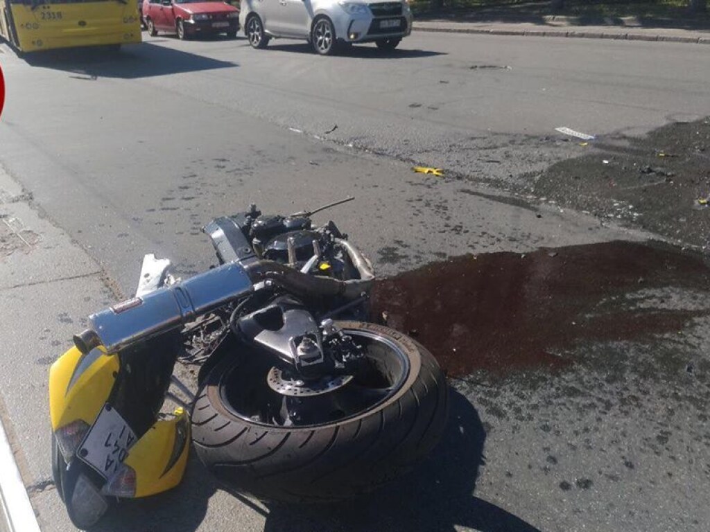 После ДТП в Киеве мотоцикл разорвало на части (ФОТО, ВИДЕО)