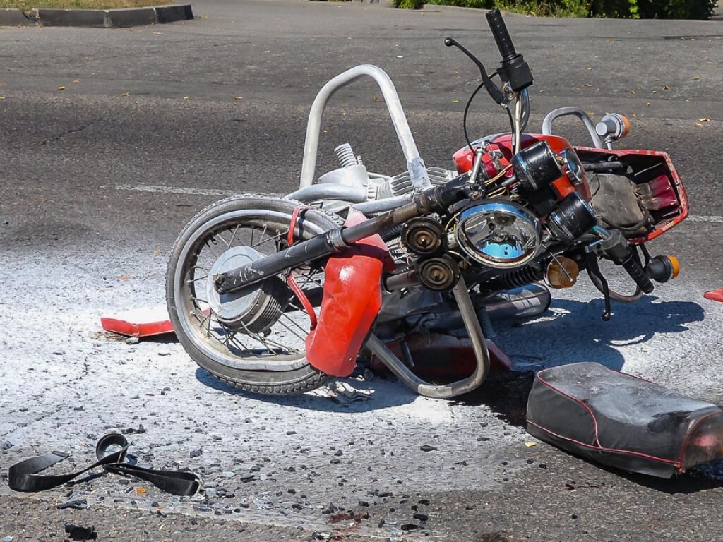 В Днепре столкнулись ВАЗ и мотоцикл, есть пострадавшие  (ФОТО, ВИДЕО)