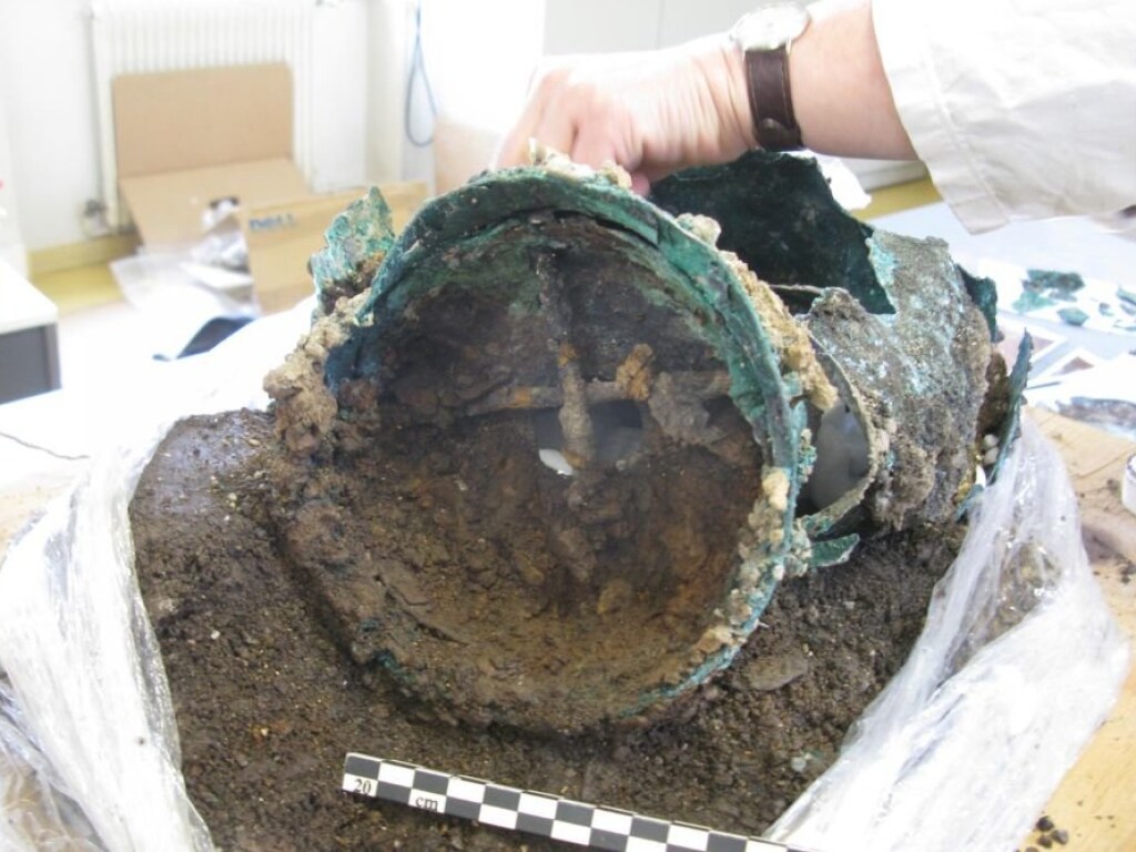 Во Франции раскопали роскошный древнеримский самовар (ФОТО)