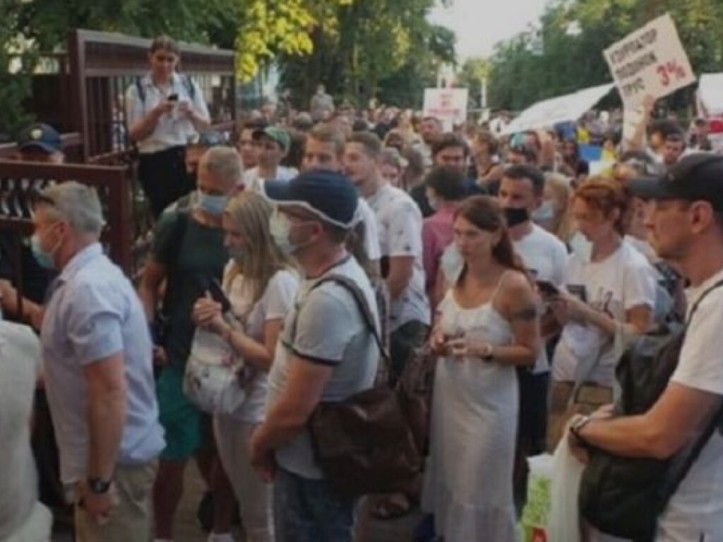 Посольство Беларуси в Киеве пытались забросать яйцами