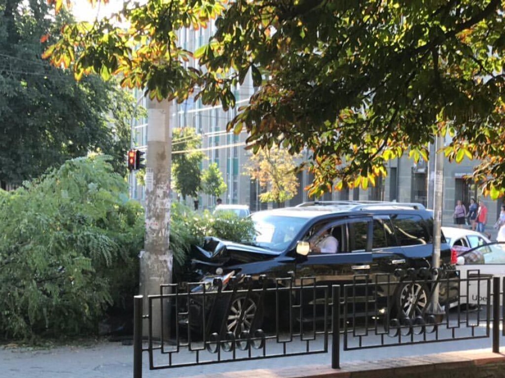 В Киеве внедорожник снес дерево после столкновения с такси (ФОТО)