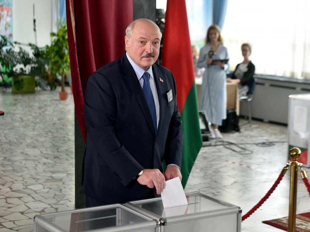 Выборы в Беларуси: Лукашенко проголосовал на своем избирательном участке (ФОТО)
