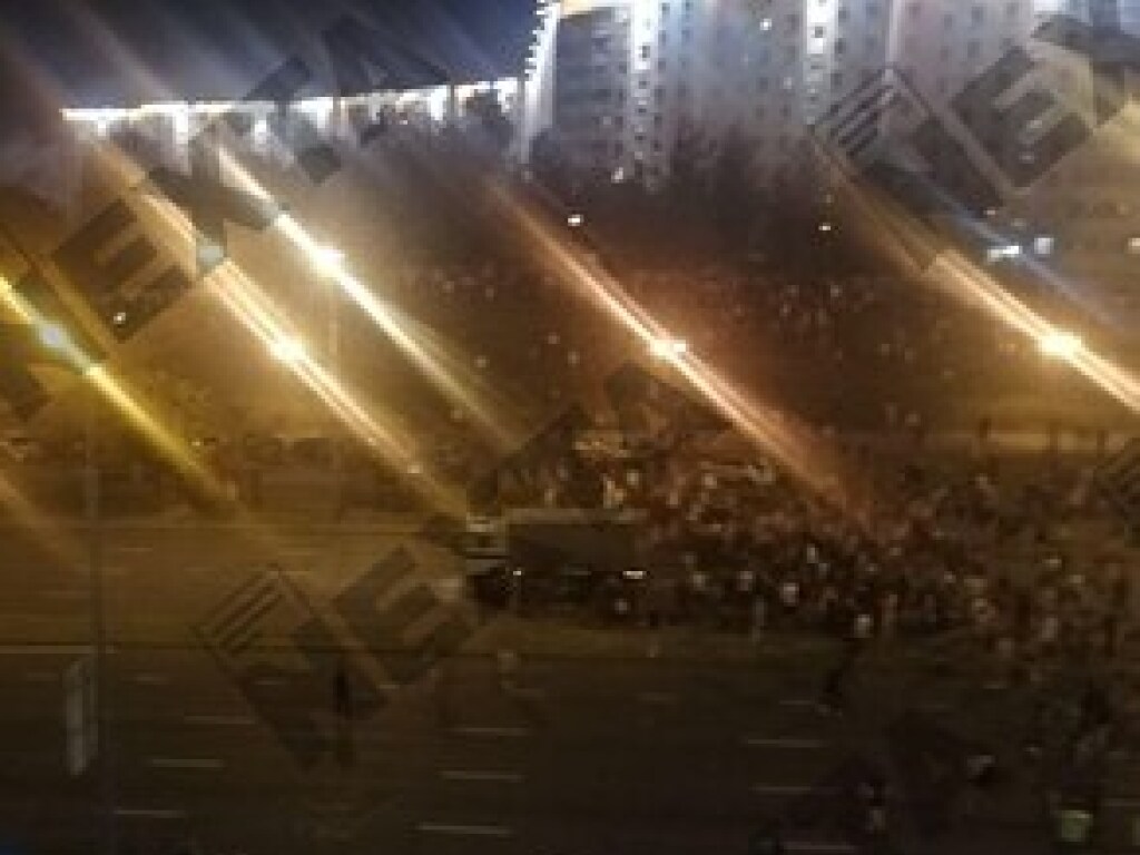 Протесты в Минске: автозак въехал в толпу (ФОТО)