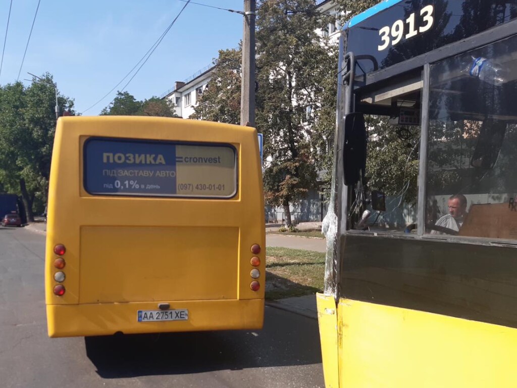 «Гонки» на столичном Отрадном закончились столкновением маршрутки с троллейбусом (ФОТО)