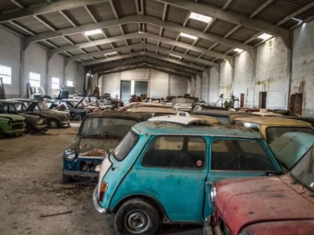 На заброшенном складе в Португалии нашли 50 одинаковых автомобилей (ФОТО)