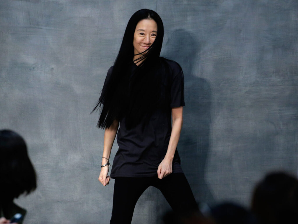 71-летняя дизайнер Вера Вонг показала стройную фигуру в черном купальнике (ФОТО)