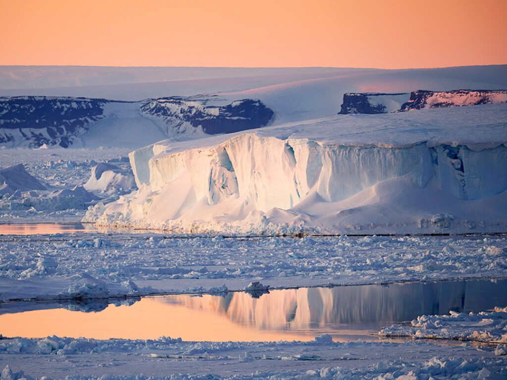 У берегов Антарктиды обнаружили загадочный замерзший корабль (ФОТО)