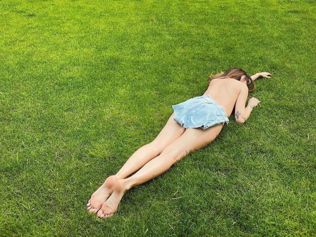 Надя Дорофеева полностью разделась и легла на газон: Потап назвал это безобразием