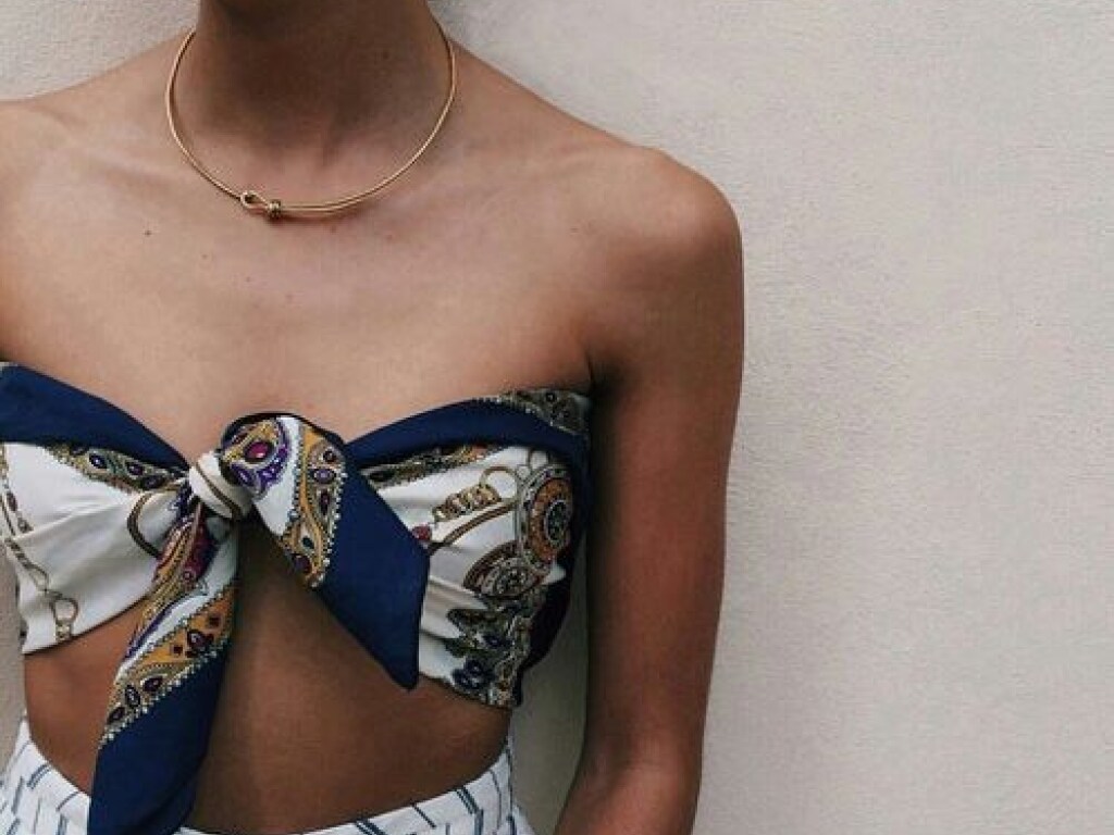 В моду вернулся тренд 90-х: платок девушки повязывают на грудь (ФОТО)