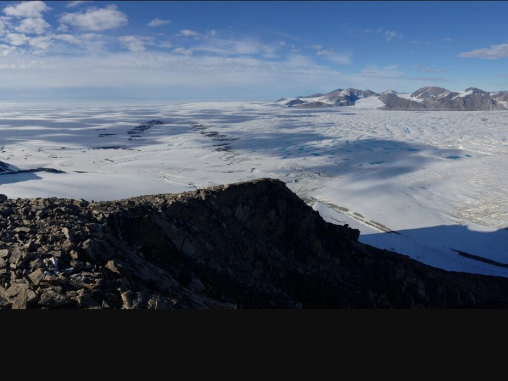 Канадский ледник за два дня «похудел» наполовину: экологи бьют тревогу