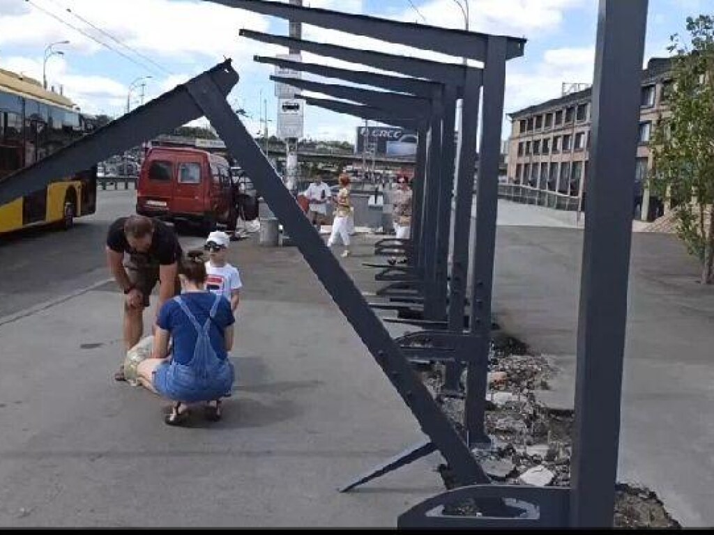 В Киеве рухнувшая конструкция остановки едва не покалечила ребенка (ФОТО)
