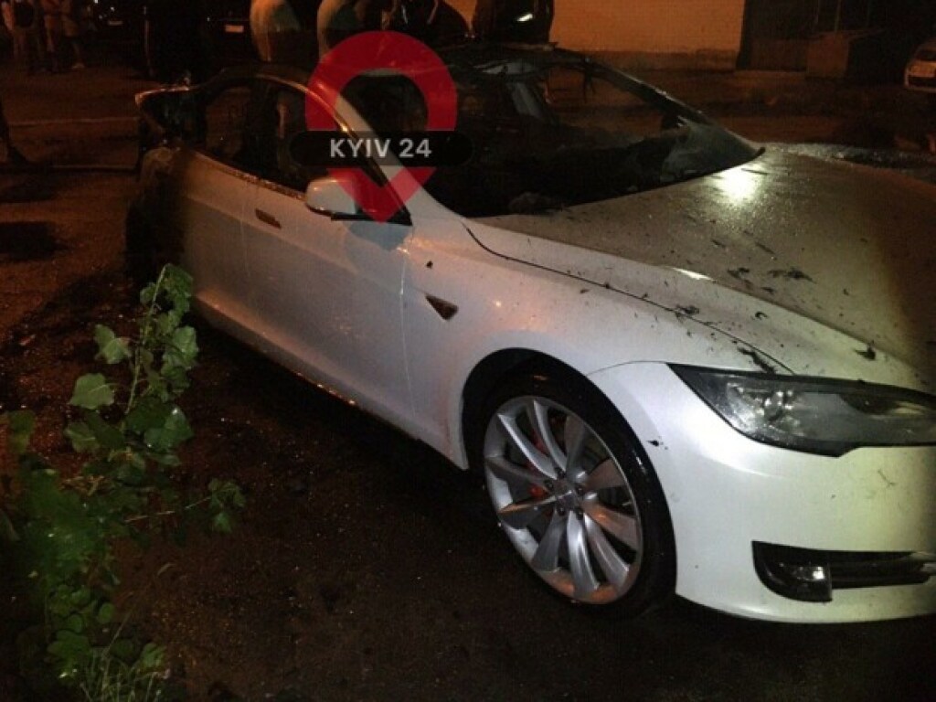 На Северо-Броварском массиве в Киеве ночью  горела Tesla (ФОТО)