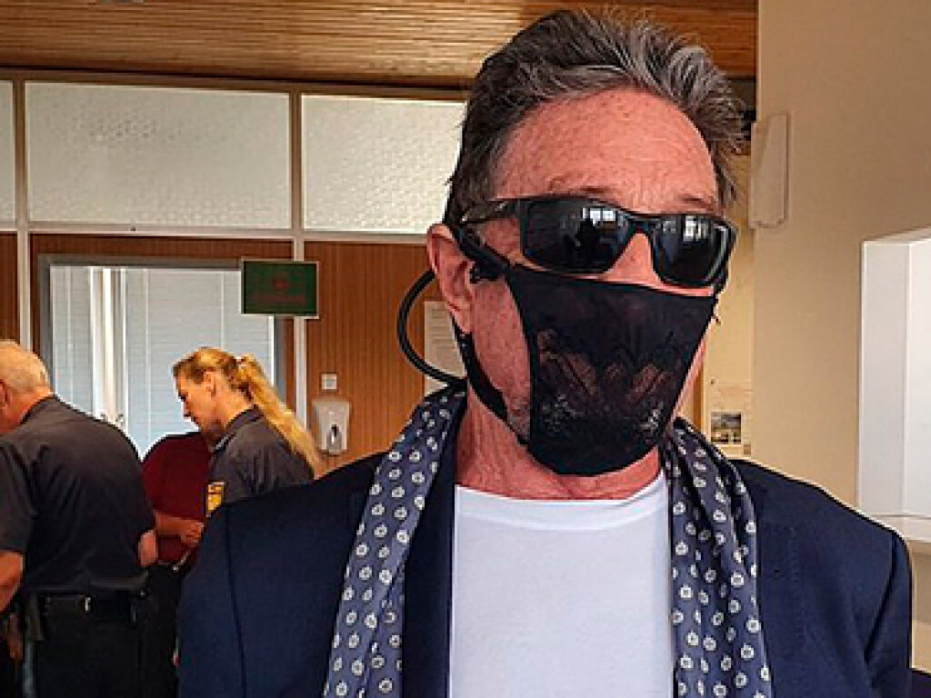 Миллионера-предпринимателя арестовали за ношение трусиков на лице вместо маски (ФОТО)