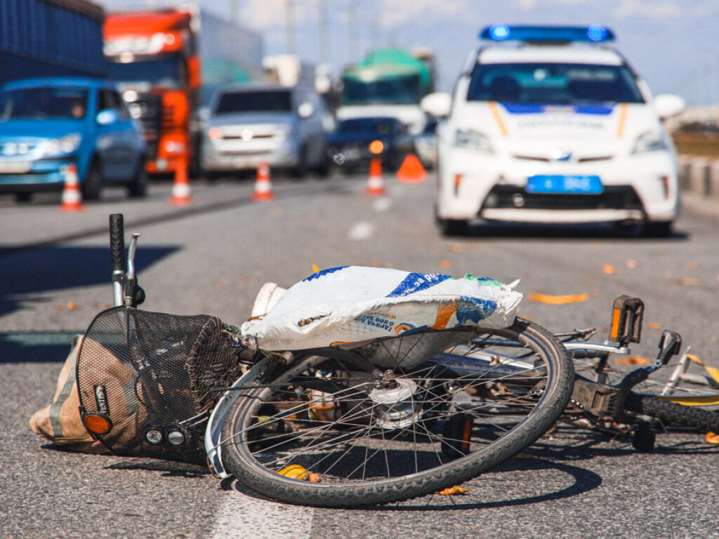 В Днепре грузовик сбил велосипедиста: мужчину госпитализировали (ФОТО, ВИДЕО)