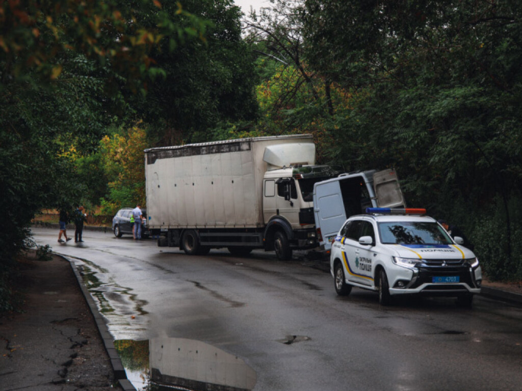 В Днепре столкнулись грузовик и маршрутка: 10 пострадавших (ФОТО, ВИДЕО)