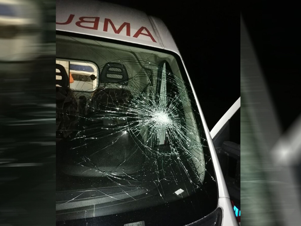 На Днепропетровщине пьяный мотоциклист разбил стекло «скорой» (ФОТО)