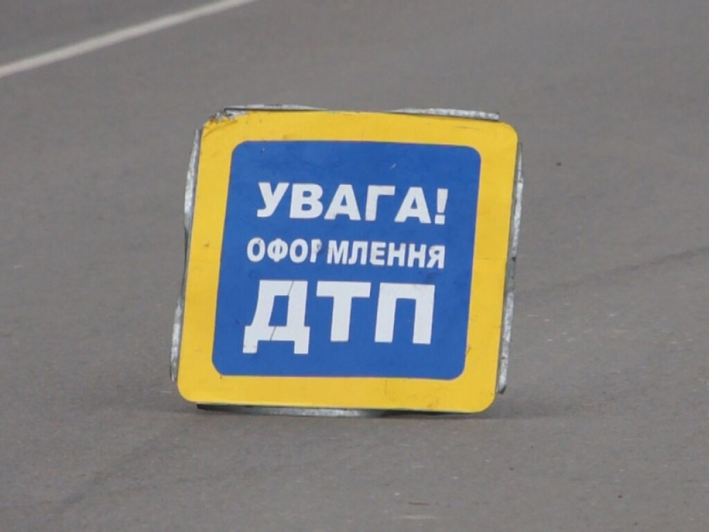 Пьяный водитель на Lexus снес клумбы на Аллее Героев Небесной Сотни в Киеве: нарушителя заковали в наручники