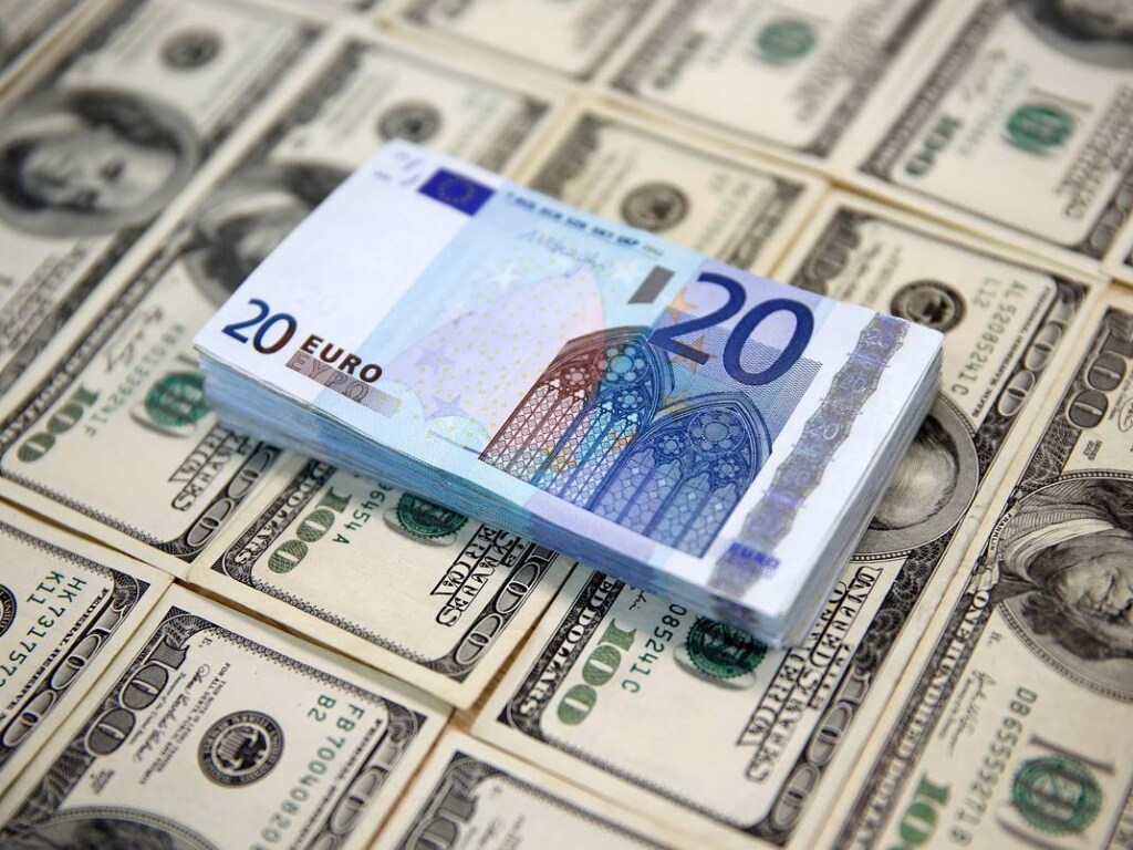 Доллар «умышленно» дешевеет по отношению к евро &#8212; экономист