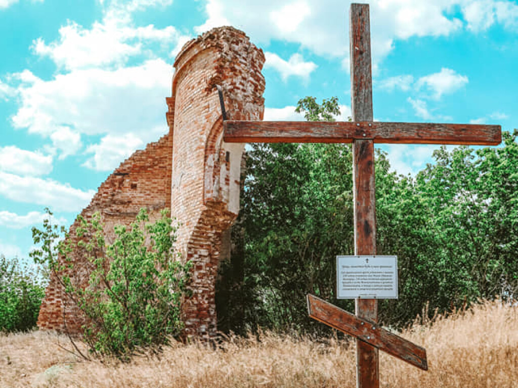 Под Запорожьем обнаружили руины старинной церкви, которую возвели в далеком 1884 году (ФОТО)
