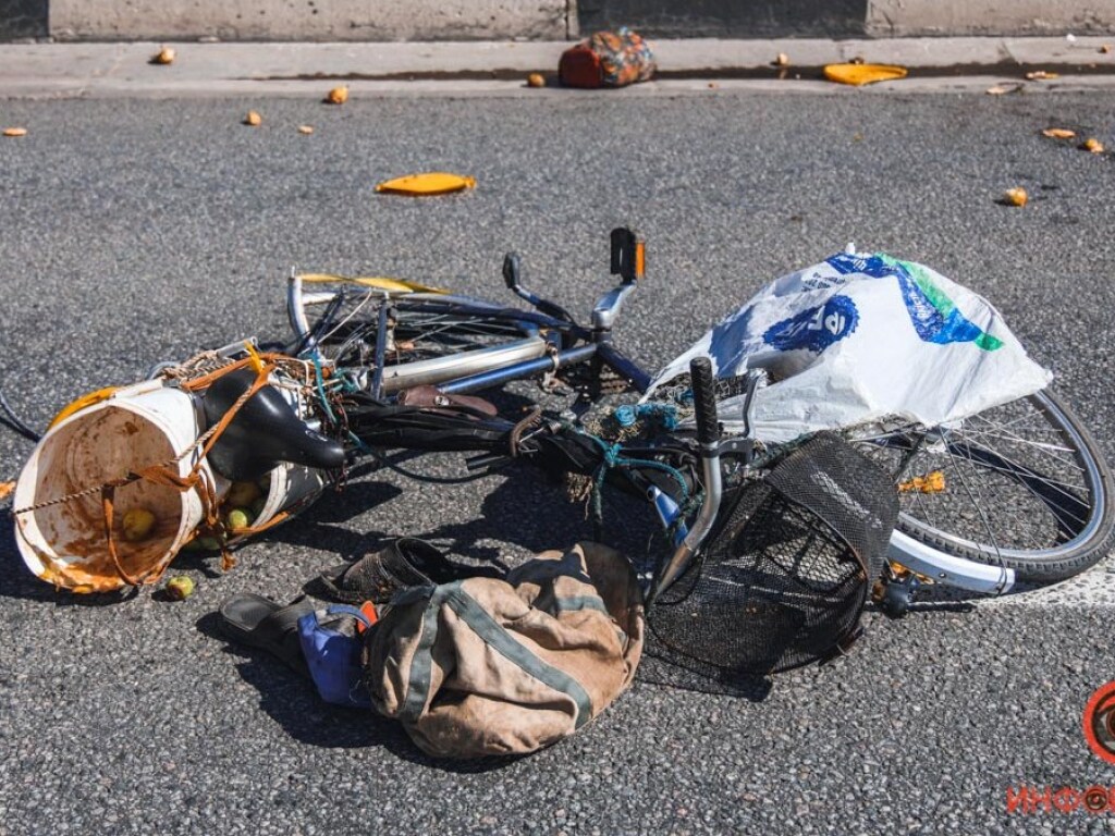 В Днепре велосипедист угодил под колеса грузовика (ФОТО, ВИДЕО)