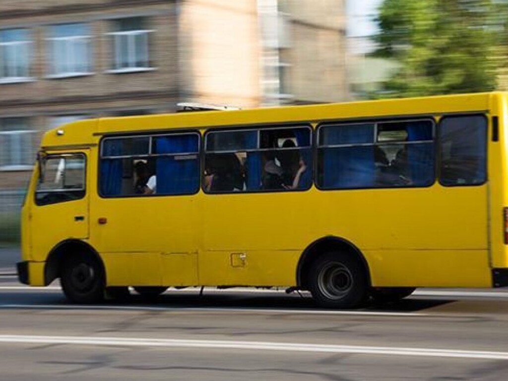 В Киеве у маршрутки на ходу отвалились колеса, которые начали таранить машины (ВИДЕО)