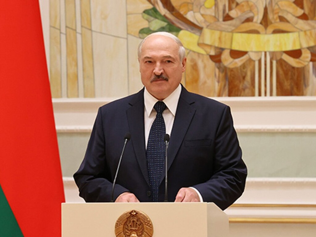 Зеленскому следовало бы поздравить Лукашенко с победой – политолог