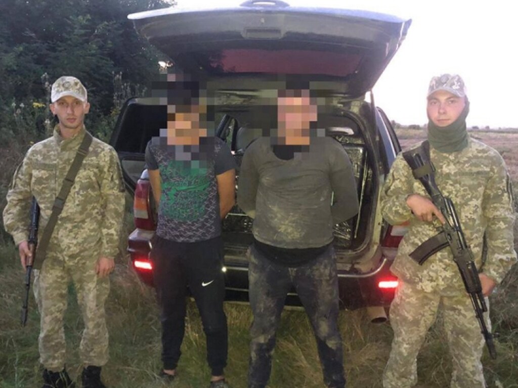 На Закарпатье задержали контрабандистов: авто было забито сигаретами (ФОТО)