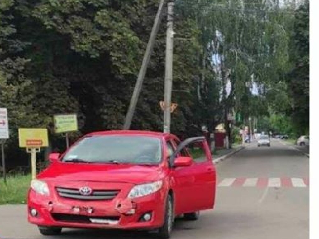 Под Киевом на перекрестке столкнулись ВАЗ и Toyota (ФОТО)