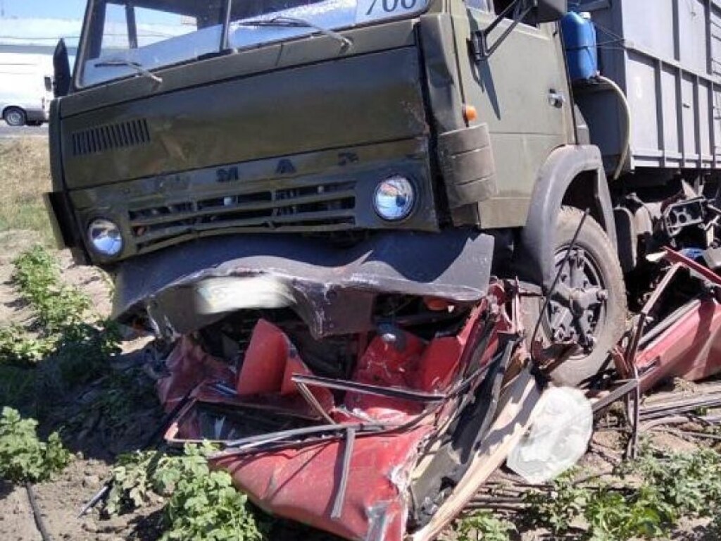 Под Херсоном грузовик раздавил всмятку «Жигули»: есть жертвы (ФОТО)