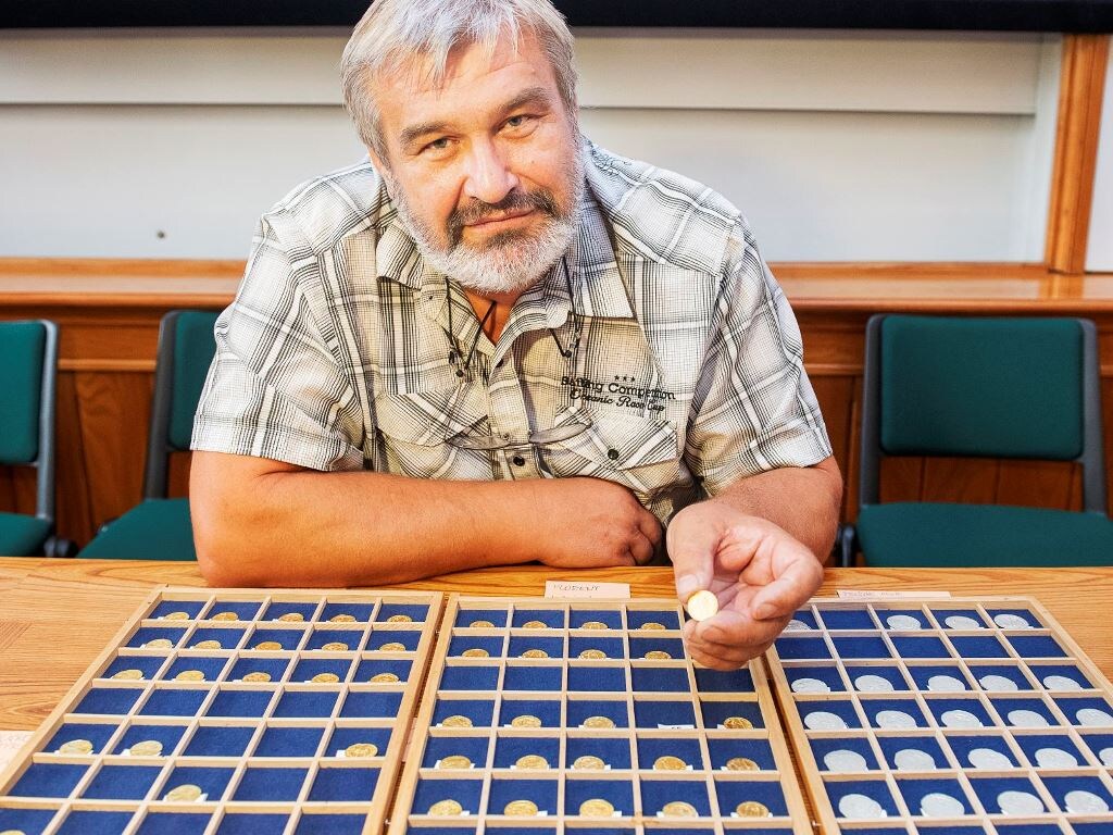 Археологи в Европе нашли древний клад из сотен золотых и серебряных монет (ФОТО)