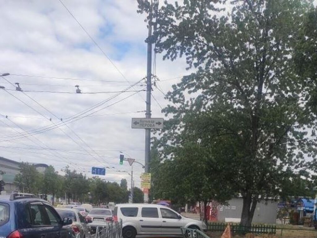 На Воскресенке в Киеве «герой парковки» заблокировал тротуар (ФОТО)