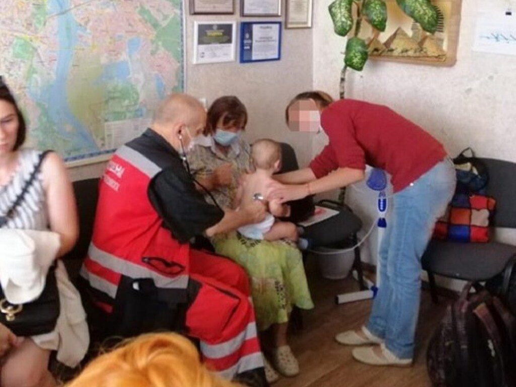 На Оболони в Киеве бабушка-«кукушка» бросила на улице маленьких внучат (ФОТО)