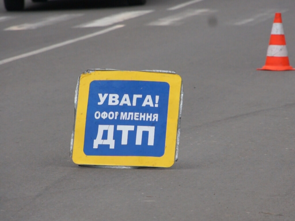 В Киеве не поделили дорогу легковушка, фура и троллейбус (ВИДЕО)