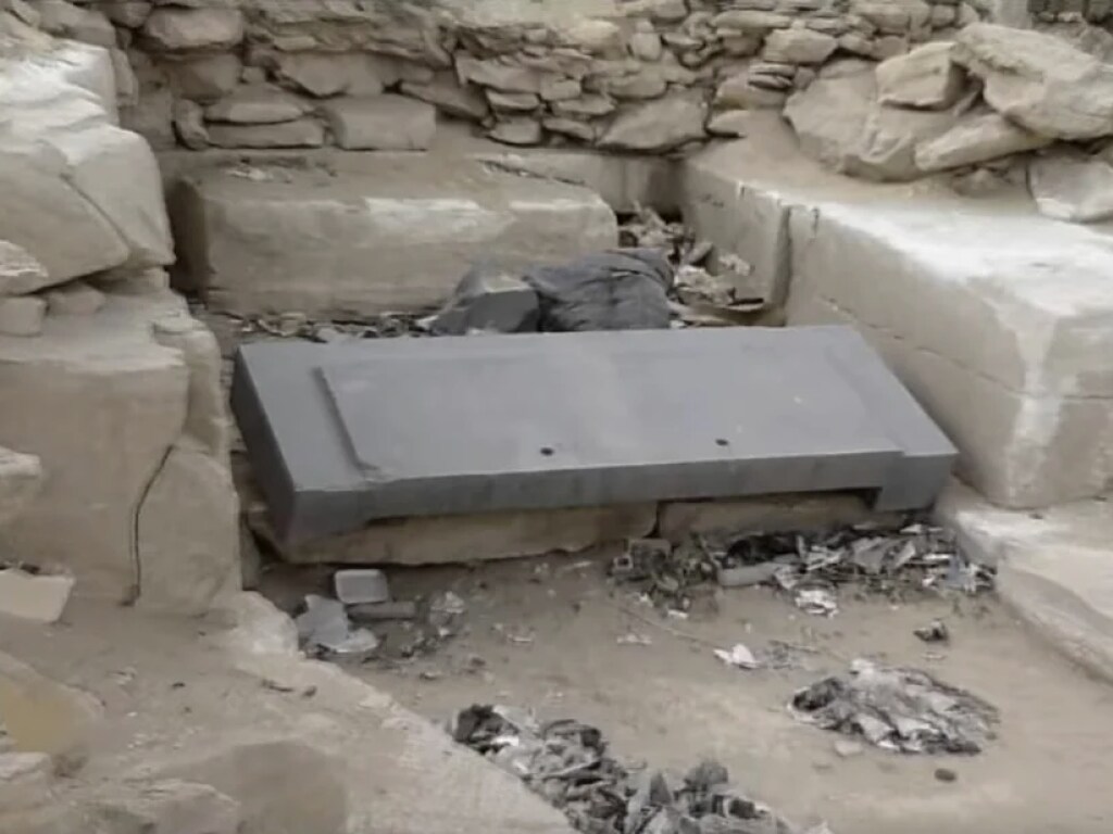 Археологи нашли странный артефакт на руинах древней пирамиды (ФОТО)