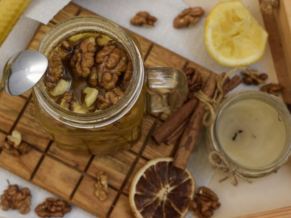 Орехи и мед: Эксперты назвали чудодейственное средство для чистки сосудов